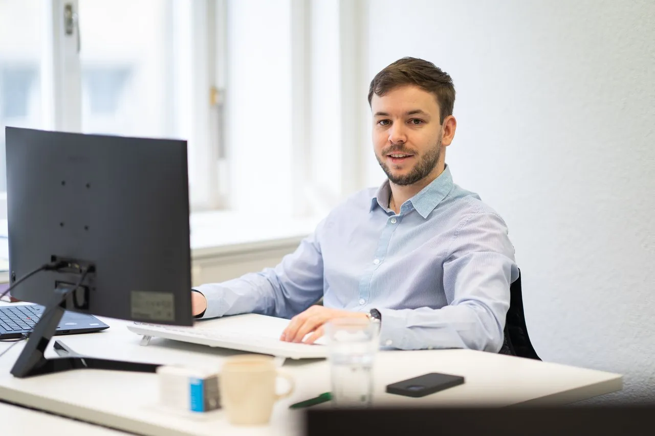 Jason Jacobs, Gründer von Procero, an seinem Arbeitsplatz in Winterthur